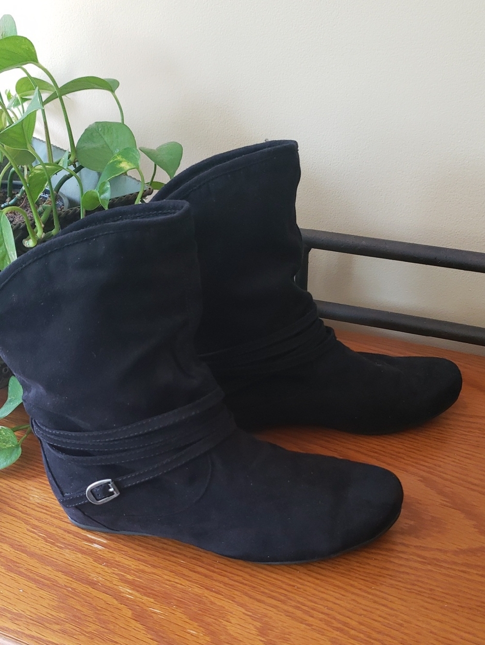 Michael Shannon Black Faux-suede Slouchy Ankle Boots with Wrap Strap Size: 7 - Picture 5 of 16
